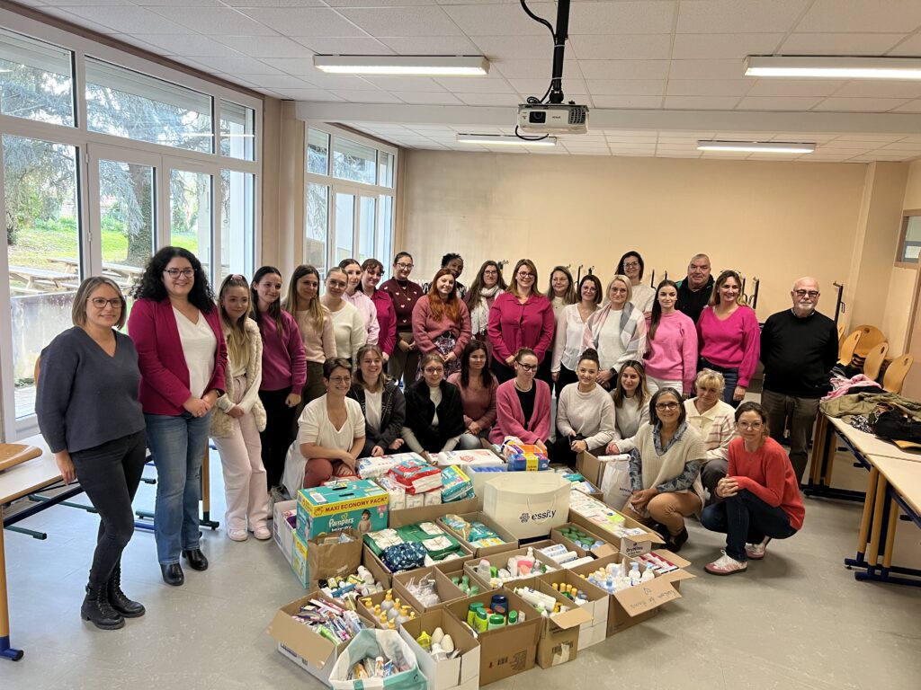 Photo de groupe de la promotion avec les bénévoles des restos du coeur.