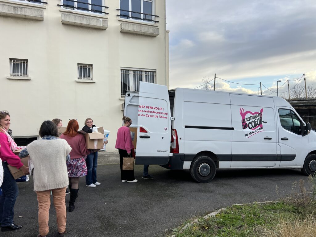 Chargement des denrées lors de l'action des AP au bénéfice des restos du coeur.